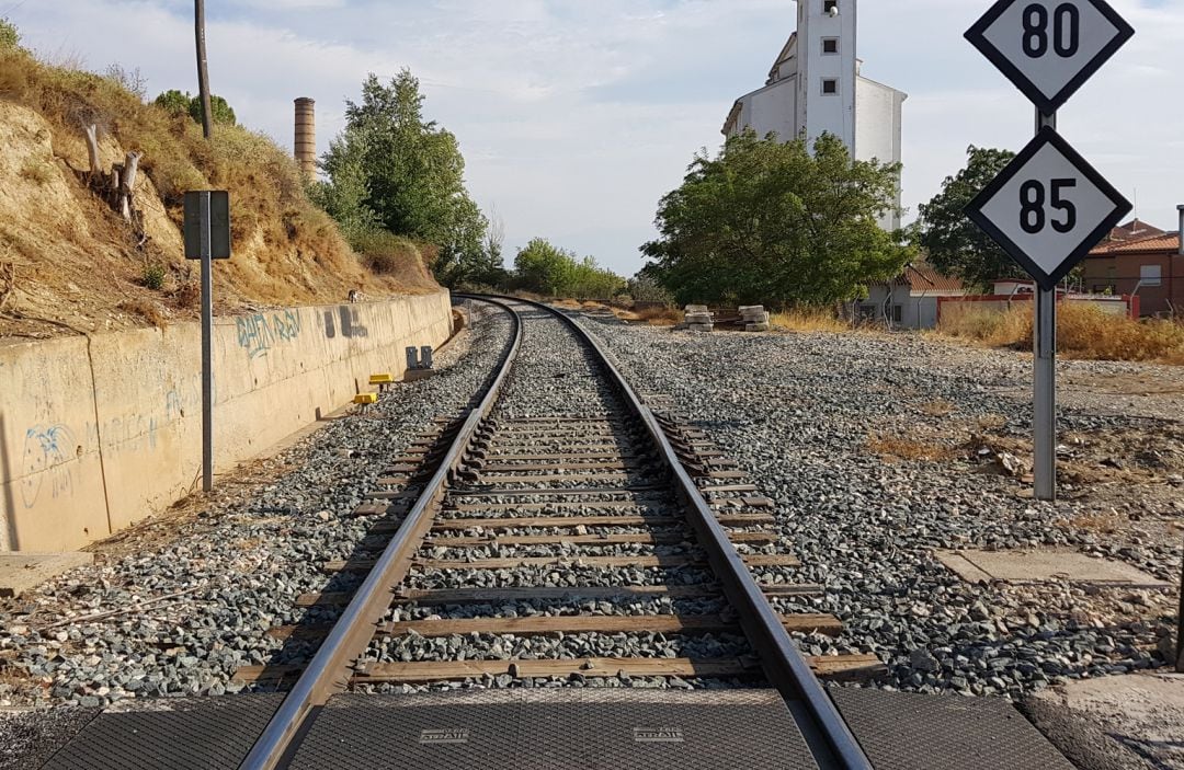 Vía férrea Moreda (Granada)-Almería a su paso por Guadix (Granada)