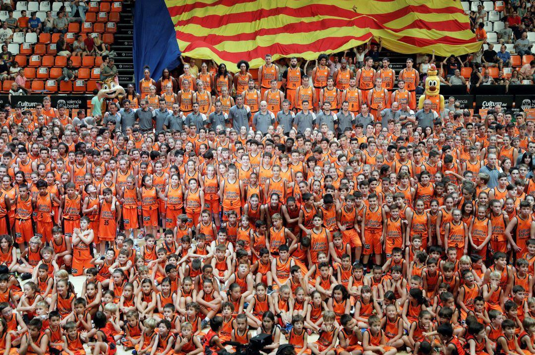 Foto de familia de los equipos del Valencia Basket durante su presentación en el pabellón Fuente San Luis. 