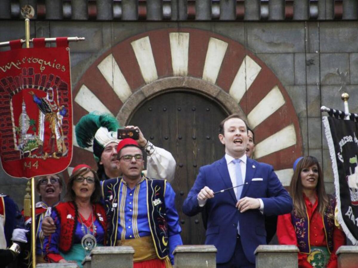 Elda se une en una sola voz para cantar que ya está en Fiestas de Moros y Cristianos