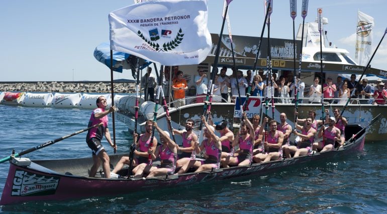 Los remeros de San Juan celebran la victoria en Zierbena