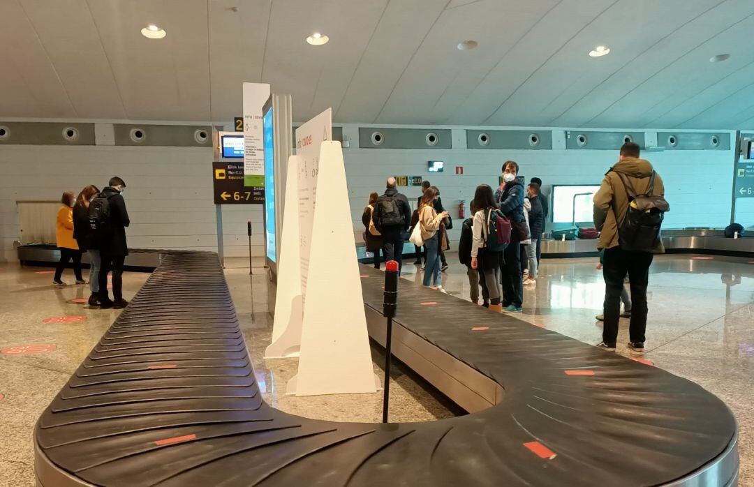 Zona de recogida de equipajes en el aeropuerto de Bilbao