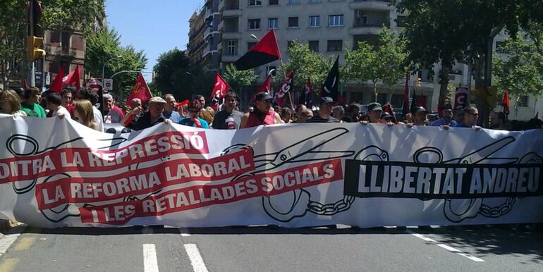 Membres de CGT es manifesten aquest dissabte pels carrers de Barcelona