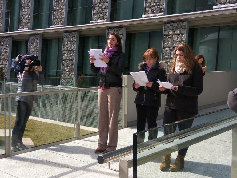 Un moment de la lectura del manifest d'Acció Feminista d'Andorra a una concentració