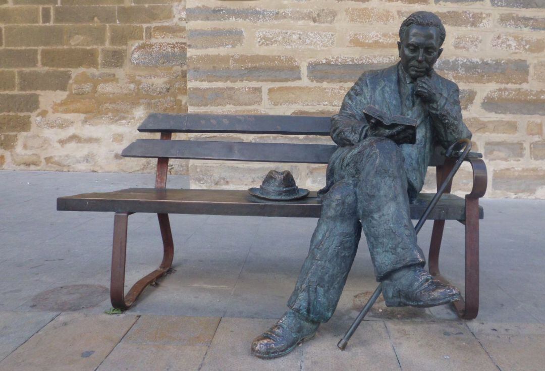 Estatua de Antonio Machado en una calle de Baeza.