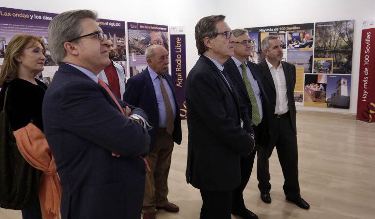 Iñaki Gabilondo, durante su visita a la exposición del 90 aniversario de Radio Sevilla