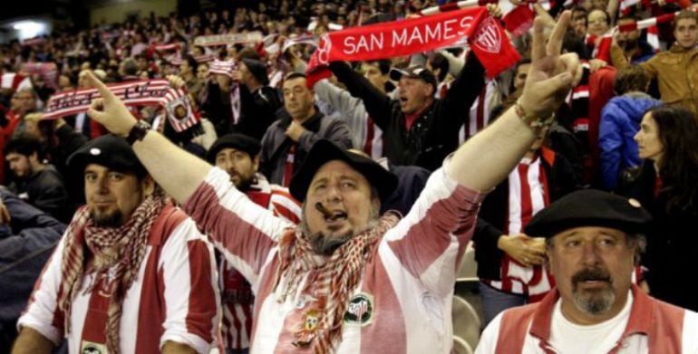 Un aficionado fuma un puro en un partido del Athletic de Bilbao