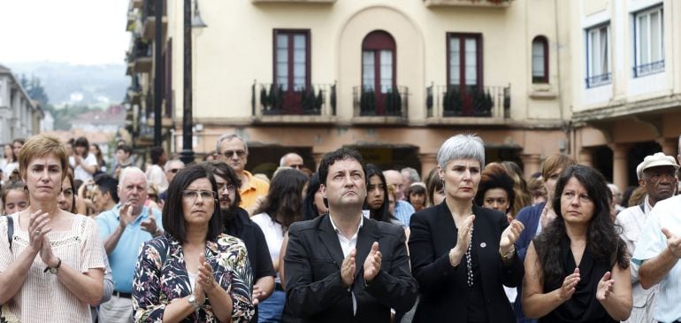 El alcalde de Zarautz, Xabier Txurruka, durante una concentración hoy frente al Ayuntamiento de esta localidad guipuzcoana contra la violencia machista. 