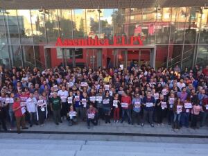 Los militantes de EUPV hicieron un alto en el camino durante la asamblea para protestar contra los tratados de libre comercio que está negociando la Unión Europea TTIP, CETA y TISA