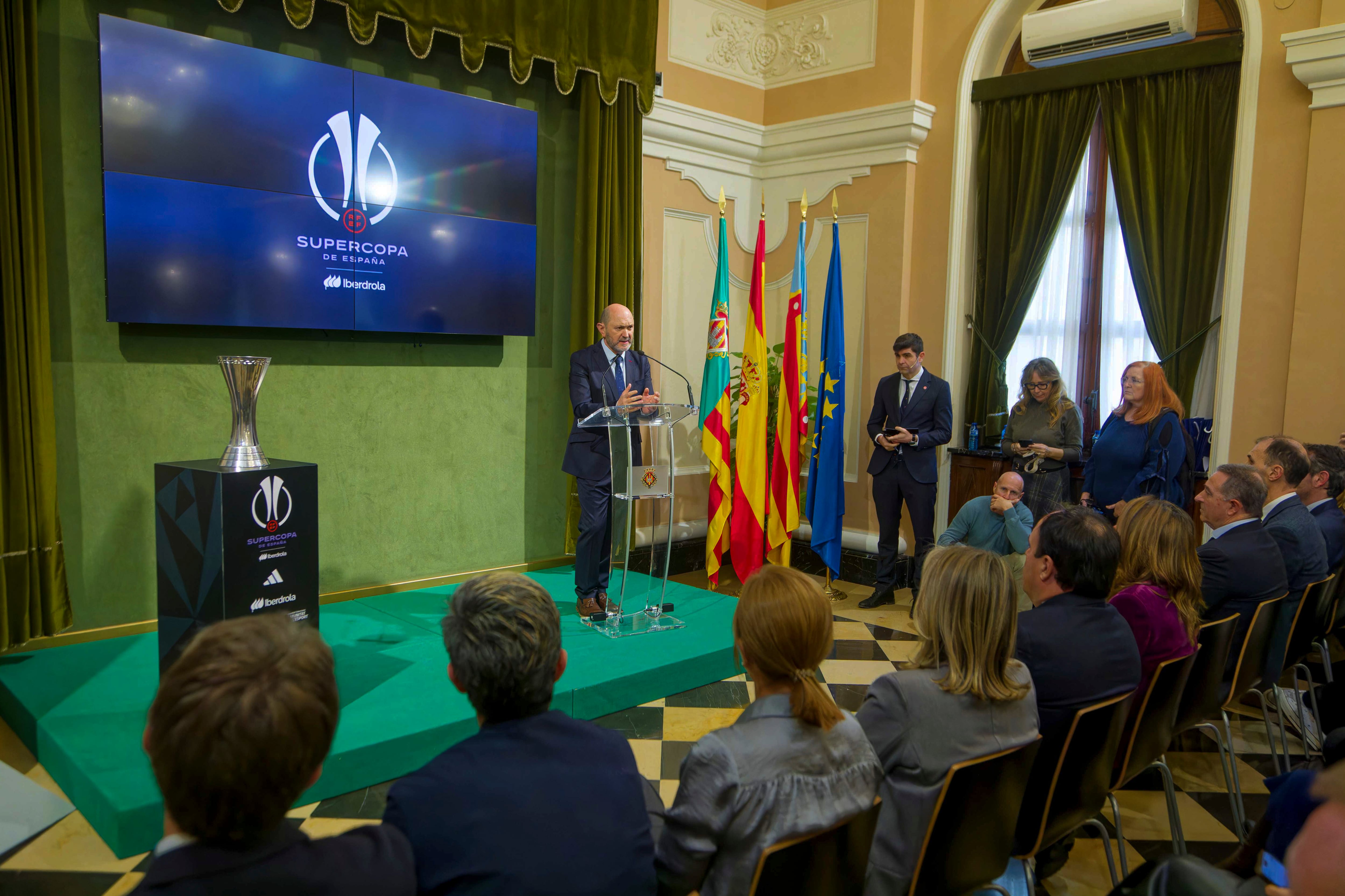 GRAFCVA1616. CASTELLÓN DE LA PLANA, 16/01/2026.- El presidente de la Real Federación Española de Fútbol (RFEF), Rafael Louzán, durante la presentación de la Supercopa de España Iberdrola 2026 de fútbol femenino, que acogerá el Estadio Castalia de Castellón de la Plana del 20 al 24 de enero próximos. EFE/Andreu Esteban