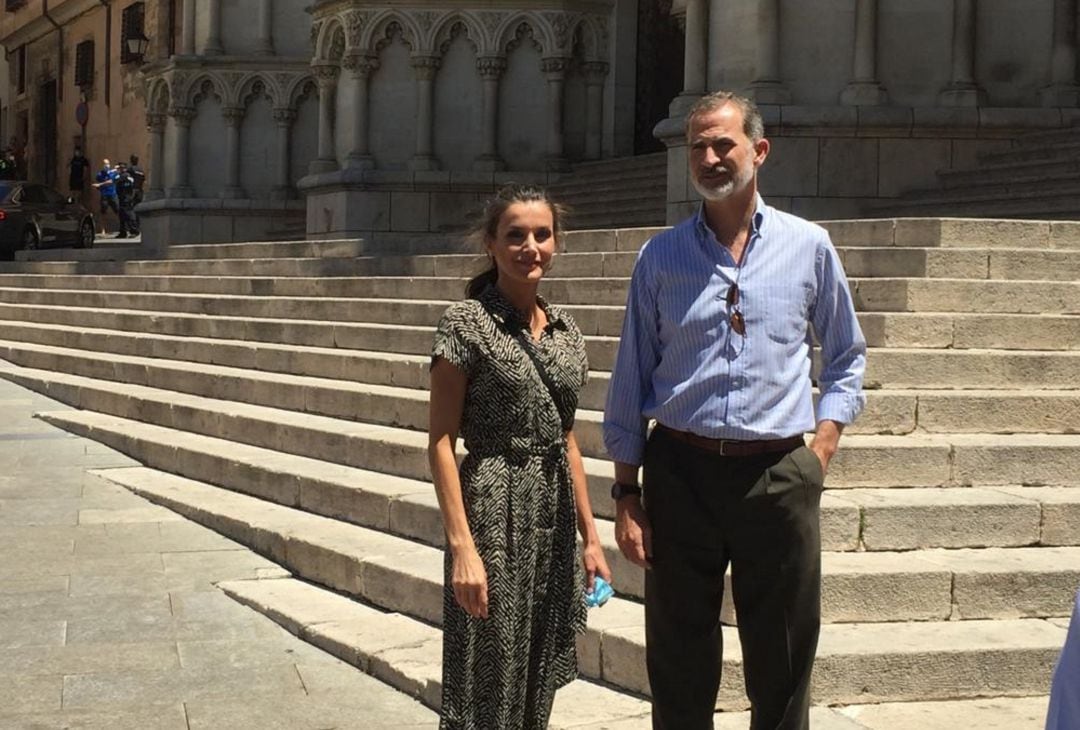 Los reyes de España en la plaza Mayor de Cuenca durante la visita del 2 de julio de 2020.