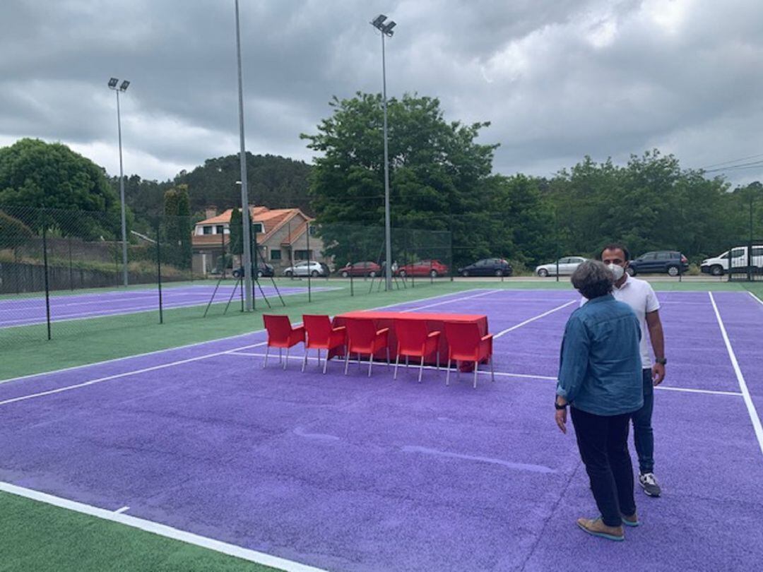 A alcaldesa visitando as pistas de tenis