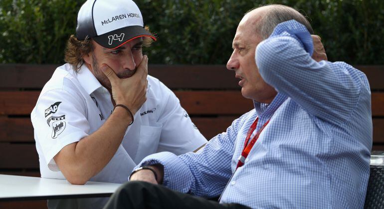 Fernando Alonso y Ron Dennis, en el paddock de Melbourne, donde se disputa este fin de semana el Gran Premio de Australia de Fórmula 1.