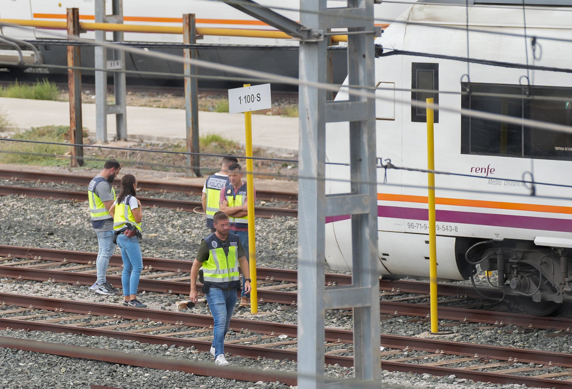 La Policía, junto a los dos trenes donde se ha localizado el cádaver de Álvaro, cerca de la estación de Santa Justa