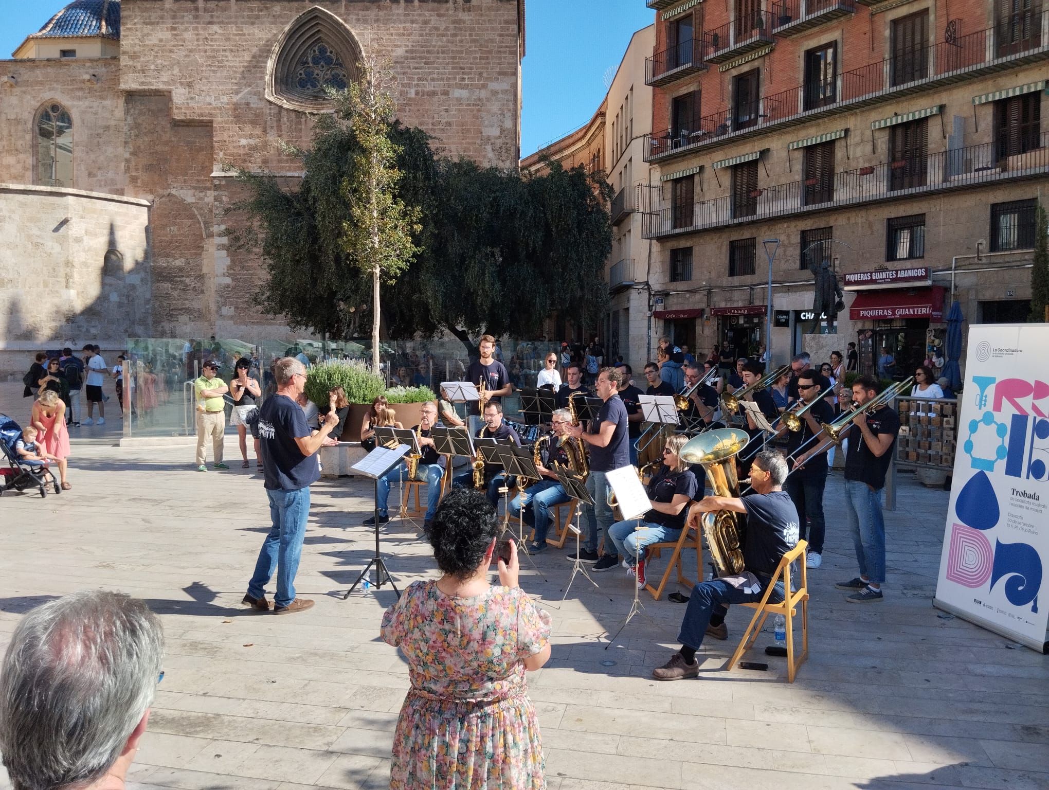 La Agrupación Musical de Massarrojos interpreta una pieza durante su participación en la Trobada de Societats Musicals i Escoles de Música