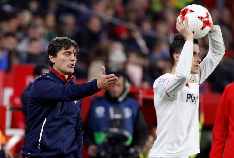  El entrenador del Sevilla Vincenzo Montella (i) da instrucciones a sus jugadores partido de vuelta de octavos de final de la Copa del Rey