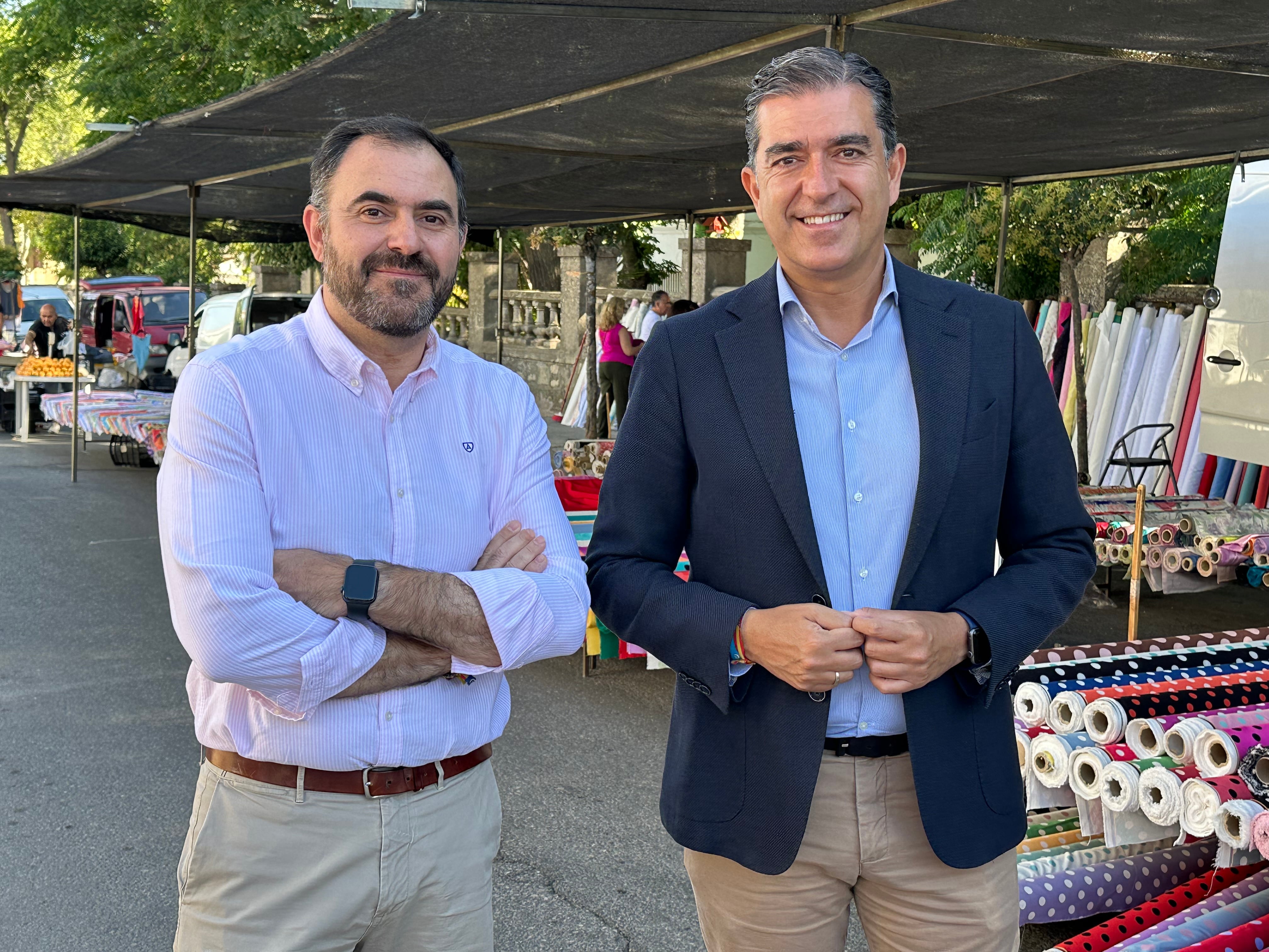 El alcalde de Baeza, Pedro Javier Cabrera, y el edil de comercio, Antonio Jesús Ruiz, en su visita al Mercadillo de Baeza.