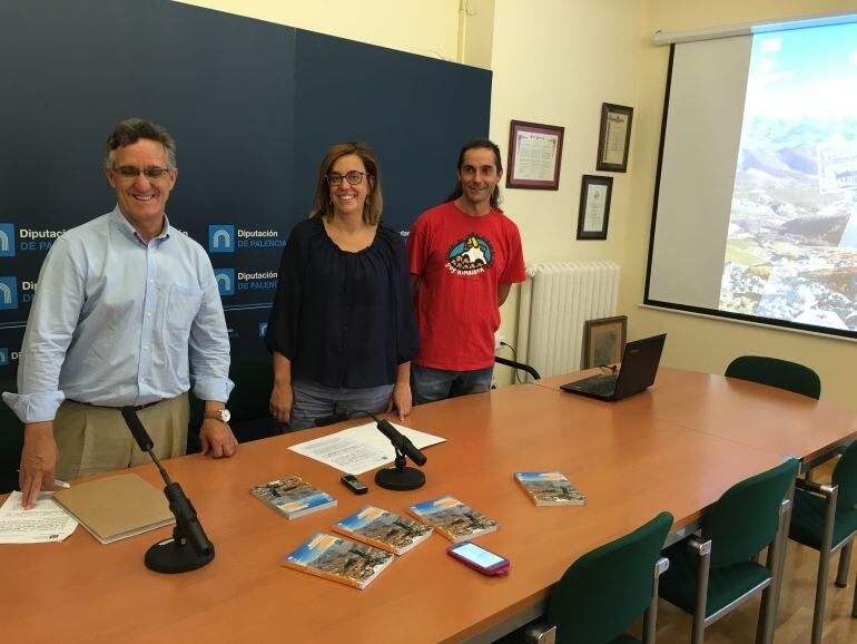 La presidenta de la Diputación, Ángeles Armisén, junto a Gonzalo Pérez, alcalde de Velilla del Río Carrión y Vidal Rioja montañero experimentado, presentan la guía &#039;Ascensiones en la Montaña Palentina&#039;