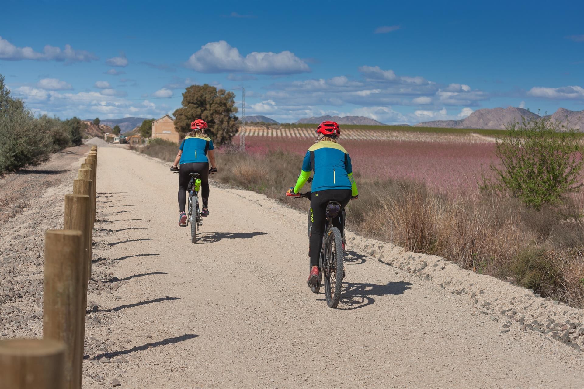 Archivo - Unas ciclistas recorren la vía verde de la Floración