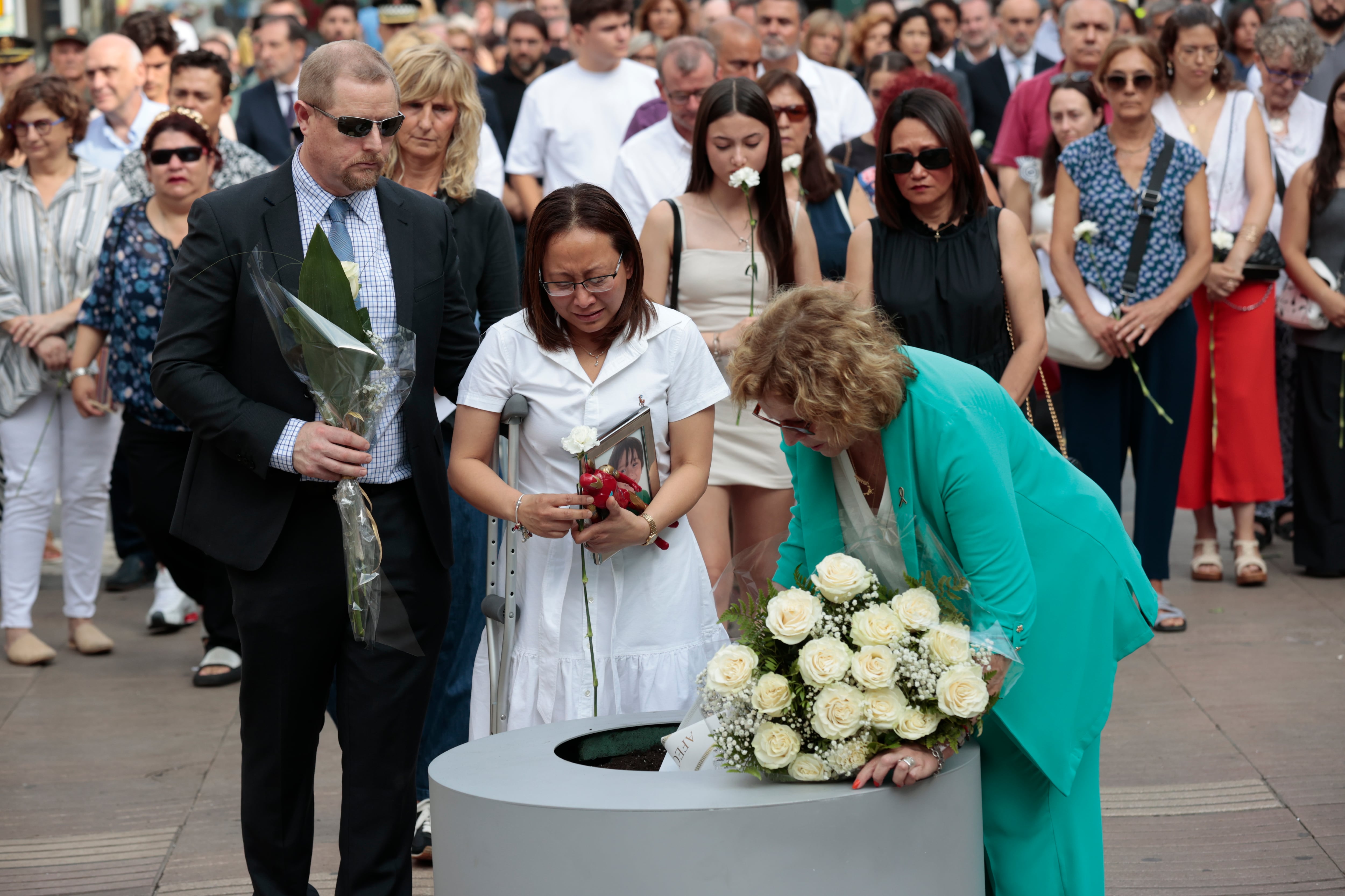 La madre del niño australiano Julian Cadman, una de las 14 víctimas mortales, participa en el homenaje a las víctimas del atentado terrorista del 17 de agosto de 2017 en La Rambla, del que se cumple el séptimo aniversario, con un acto institucional convocado por el Ayuntamiento al que asisten familiares y autoridades