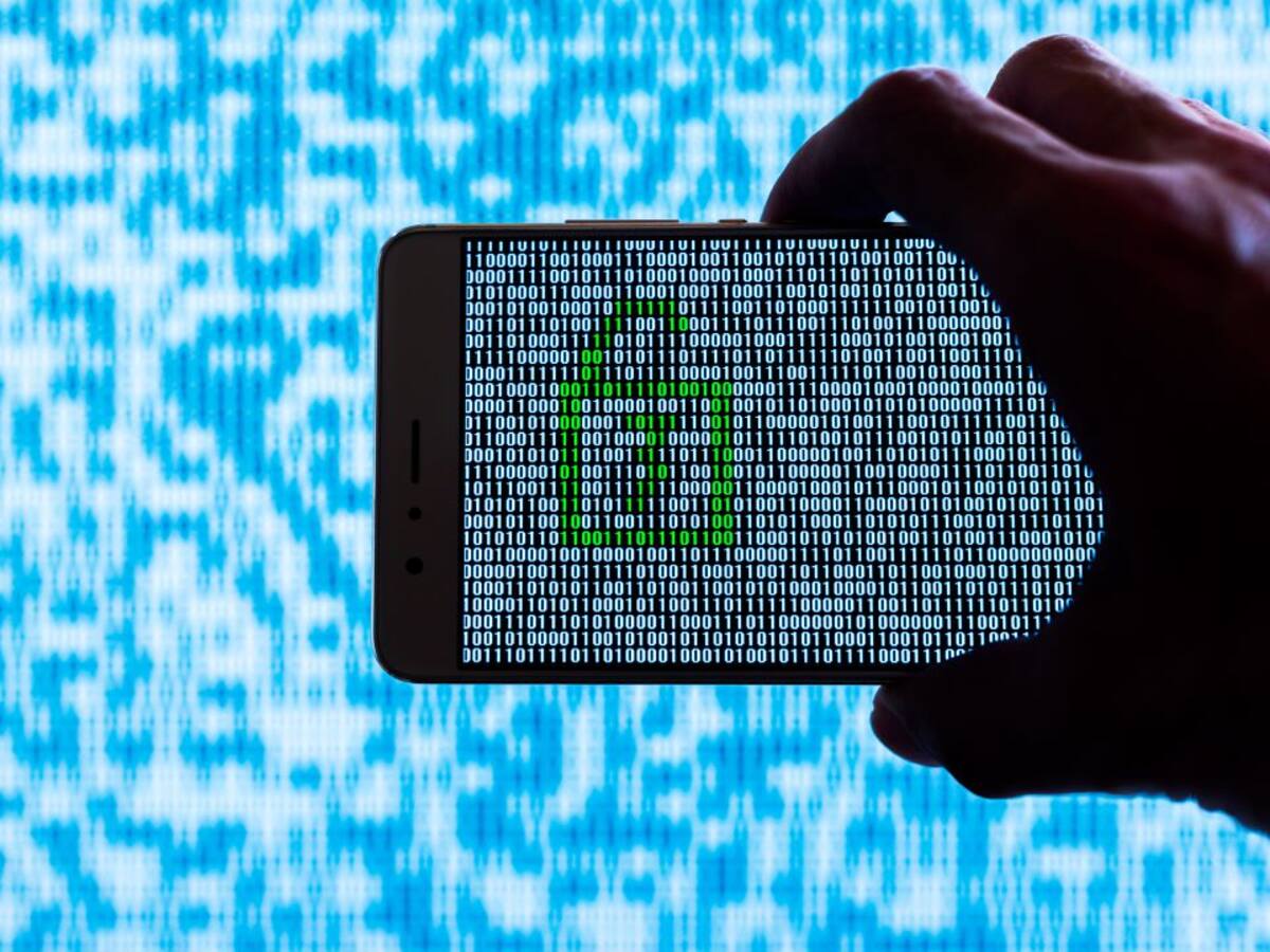 Hamás utiliza perfiles falsos de mujeres para hackear móviles de una decena de solados israelíes