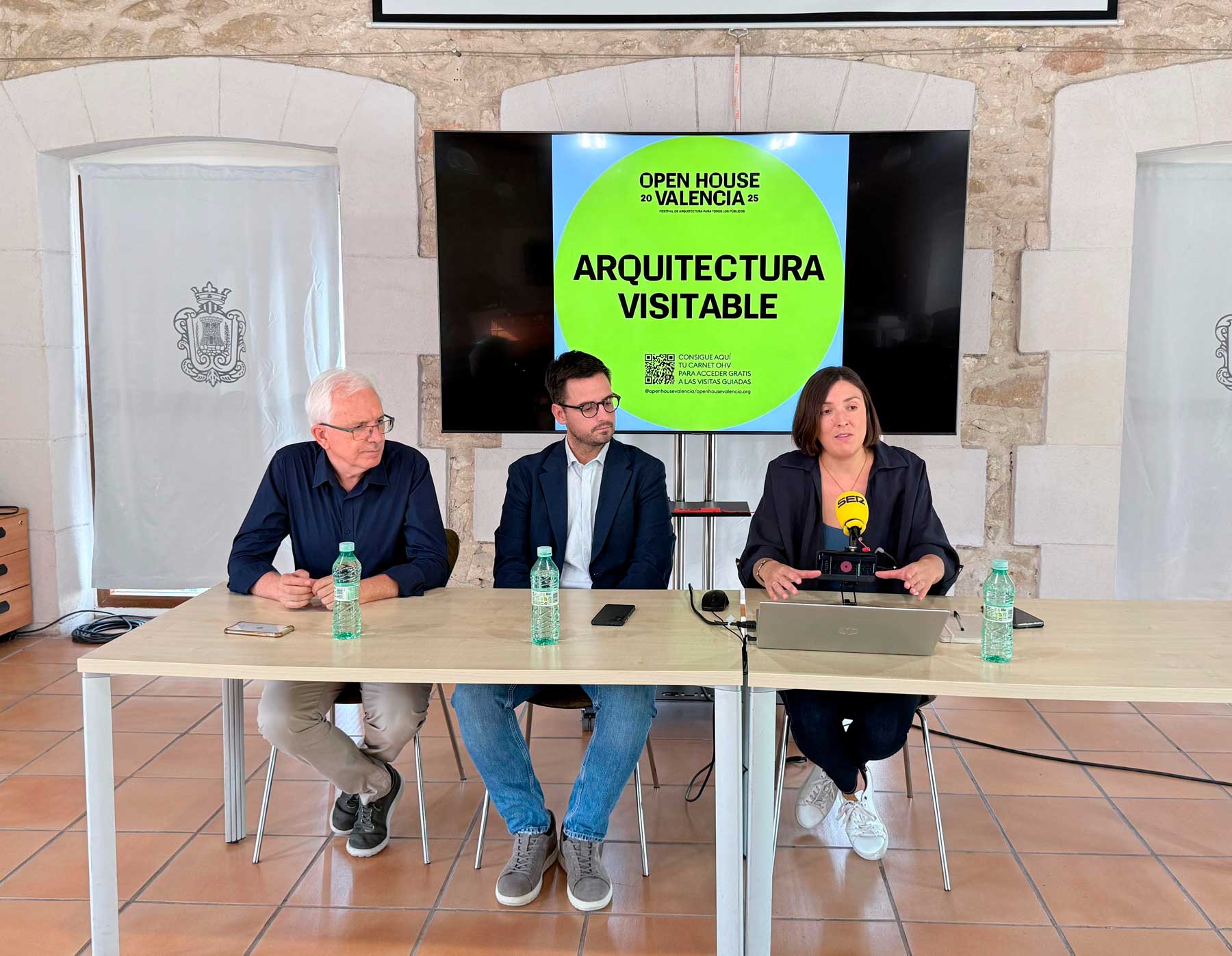 El concejal Paco Payá, el alcalde de Cocentaina, Rubén Muñoz y la directora de Open House Valencia, Sara Portela, durante su comparecencia