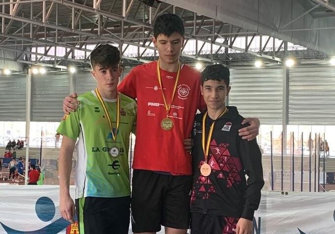 El hexatleta ribereño, Ekain Albarrán, en el podio con la medalla de Plata del Autonómico de Combinadas celebrado en Salamanca