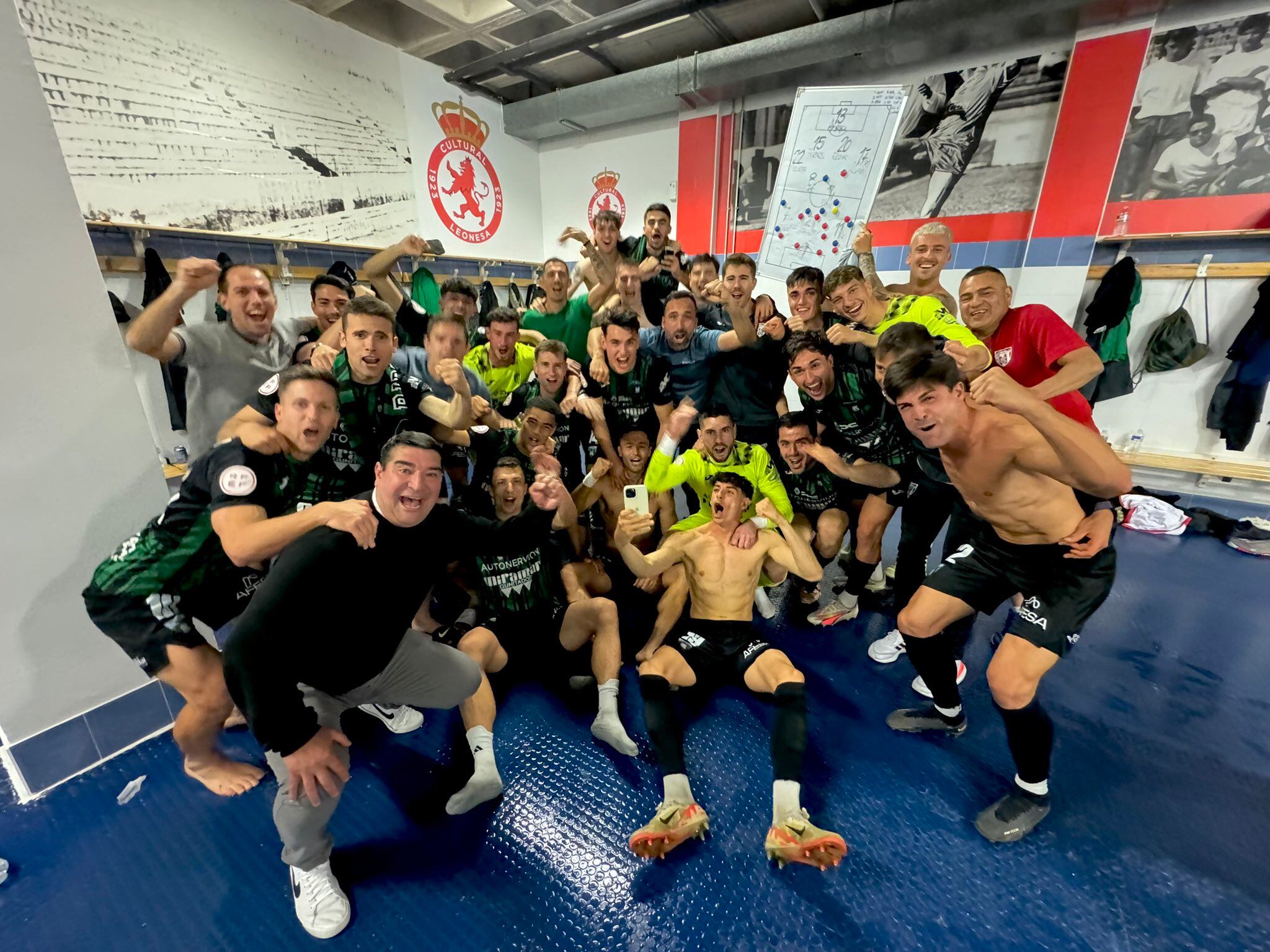 Los jugadores del Sestao River celebran la permanencia en el vestuario