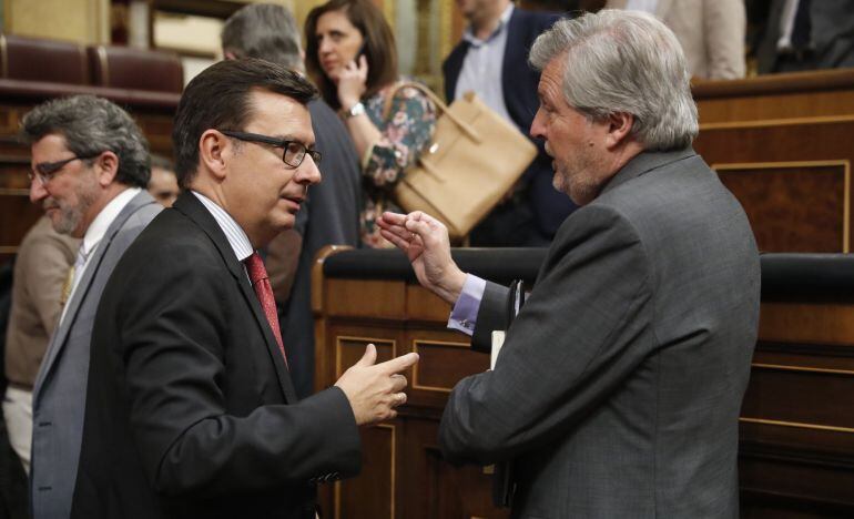 El ministro de Economía, Industria y Competitividad, Román Escolano (i), conversa con el titular de Cultura y Educación, Íñigo Méndez de Vigo (d).