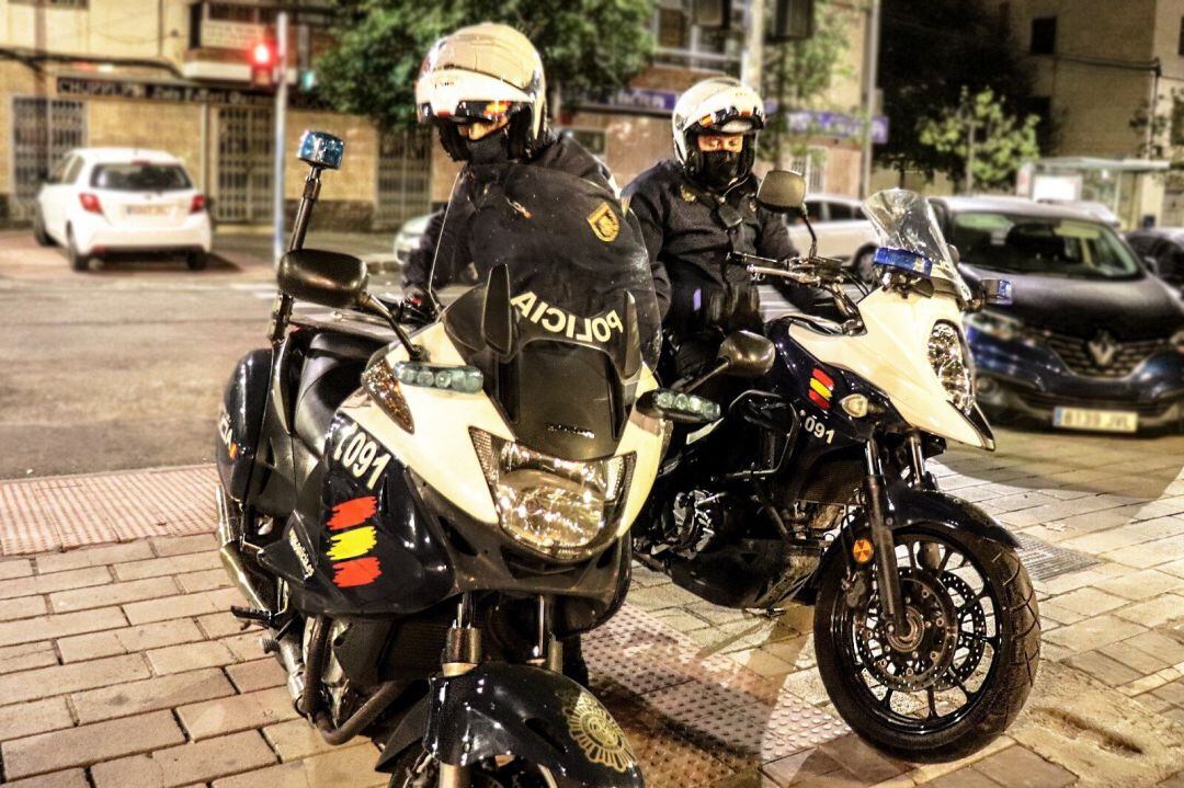 Dos agentes en motos de la Policía Nacional