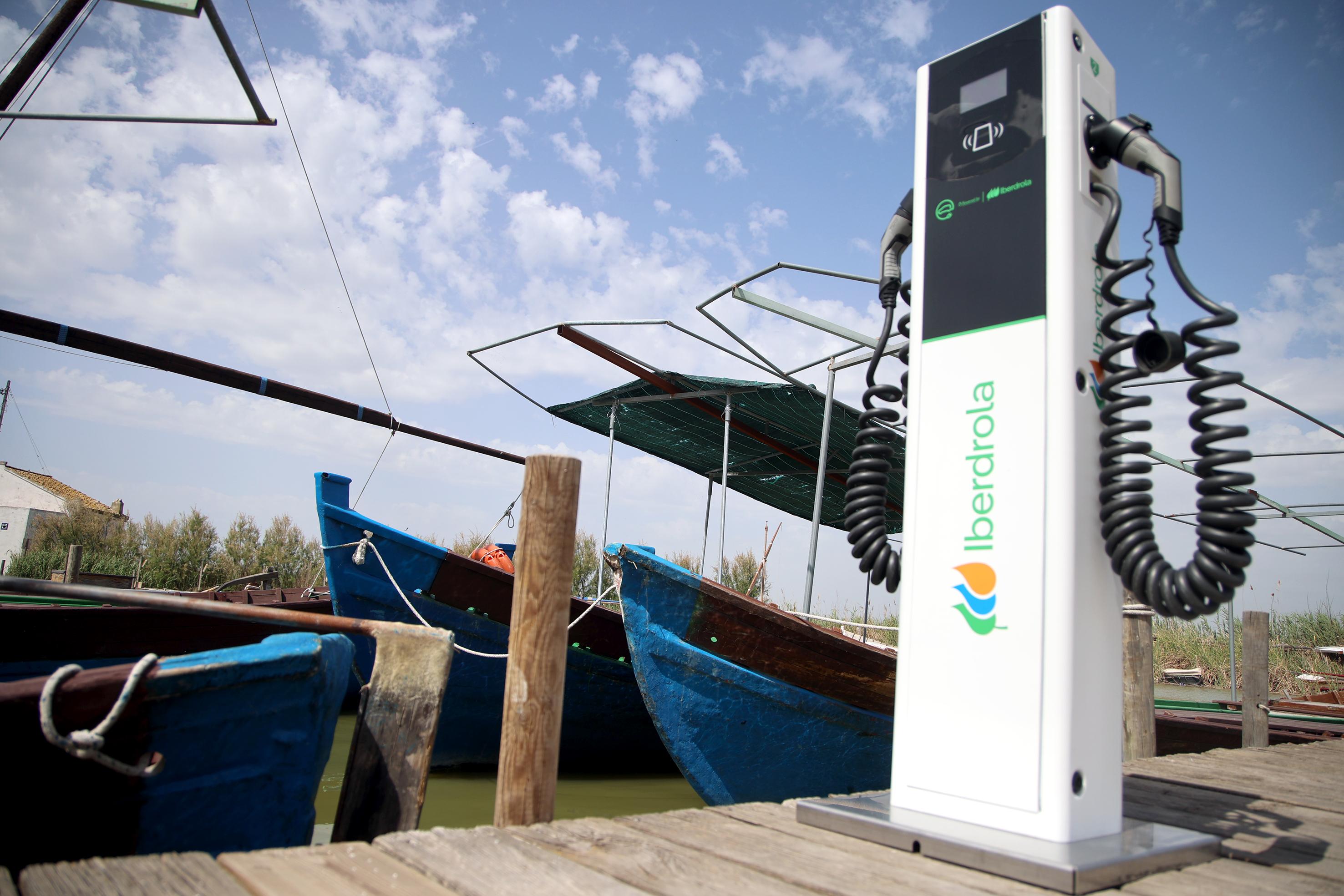 València apuesta por las barcas eléctricas en L’Albufera y firma con Iberdrola puntos de carga en El Palmar y en El Saler