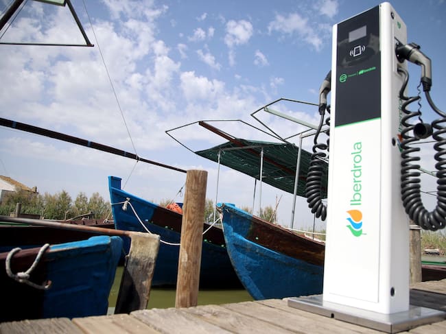 València apuesta por las barcas eléctricas en L’Albufera y firma con Iberdrola puntos de carga en El Palmar y en El Saler
