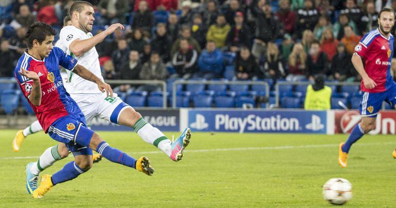 El jugador del FC Basilea Derlis Gonzalez anota un gol ante Georgi Terziev, del Ludogrets.