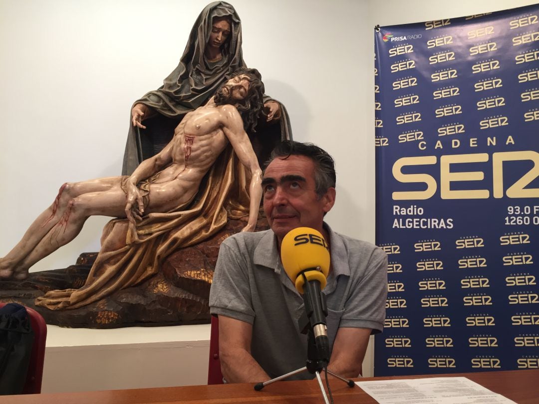 Luis Ángel Ortega Bru durante una entrevista en los Cursos de Verano de San Roque, a su espalda la Piedad, obra de su padre que recientemente había sido erestaurada por é,