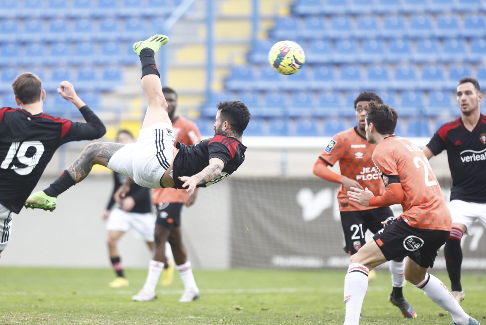 Rubén García a punto de marcar de chilena al Lorient