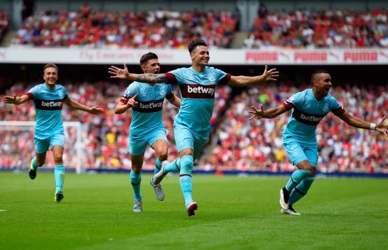 Mauro Zárate celebra el segundo gol del West Ham United 