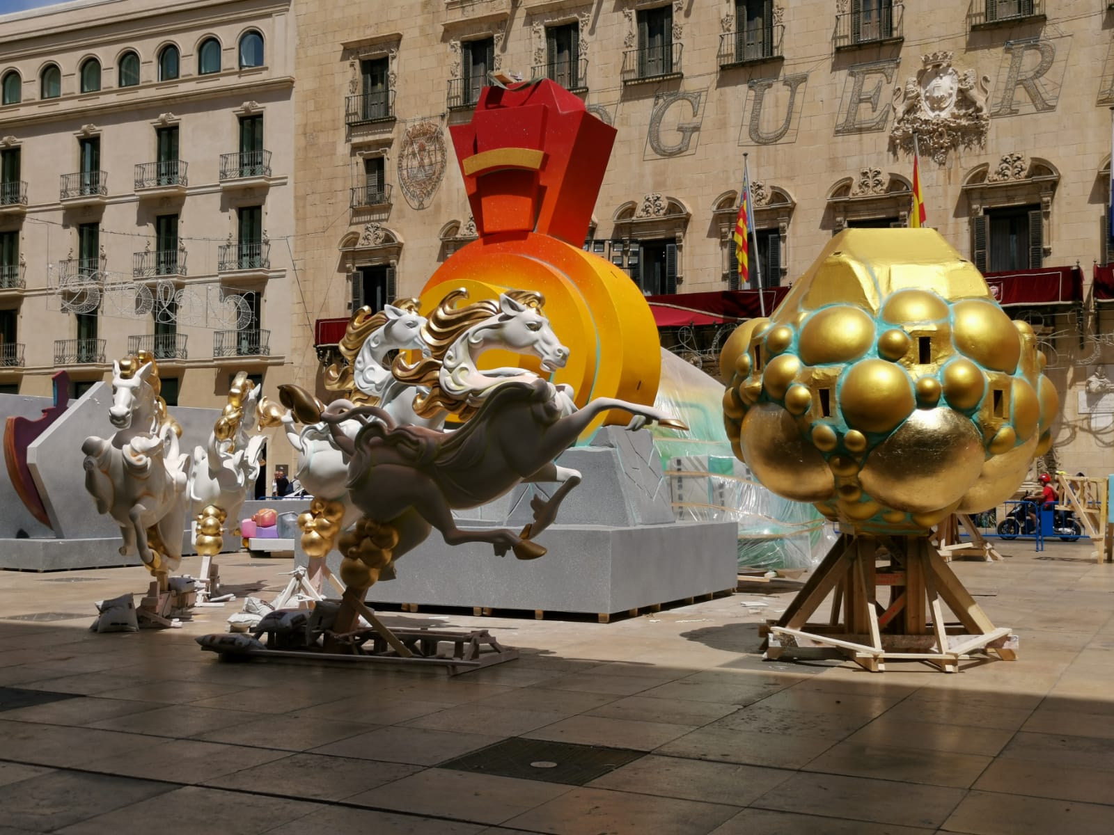 Piezas de la Hoguera Oficial &#039;Leyendas Alicantinas&#039; en la Plaza del Ayuntamiento. Foto: Daniel Rodríguez