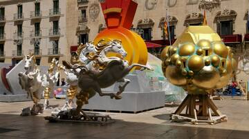 Las piezas de 'Leyendas Alicantinas' ya descansan sobre la Plaza del Ayuntamiento