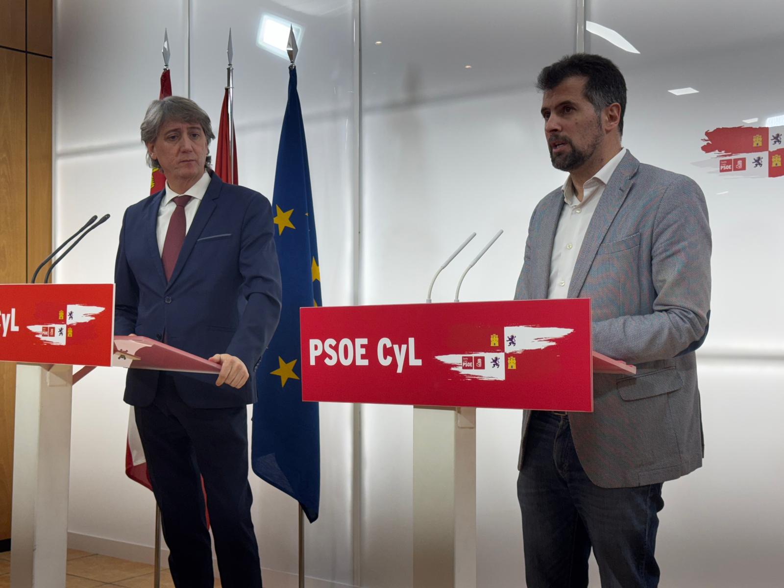 El secretario general del PSOE de Castilla y León, Luis Tudanca, y el secretario general electo de la formación, Carlos Martínez