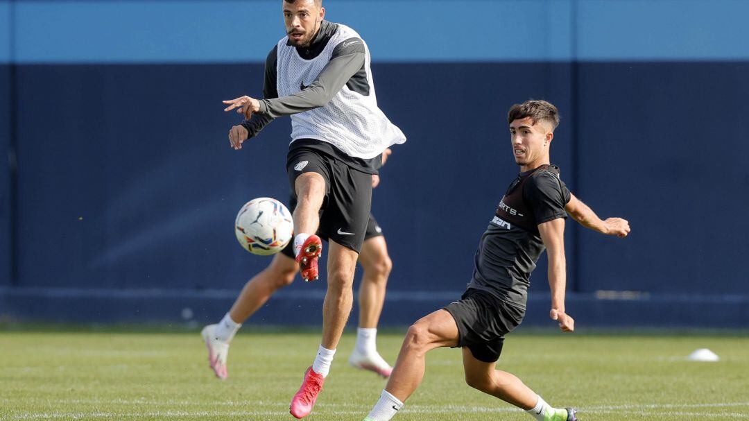 Jozabed chuta a portería en el entrenamiento del viernes