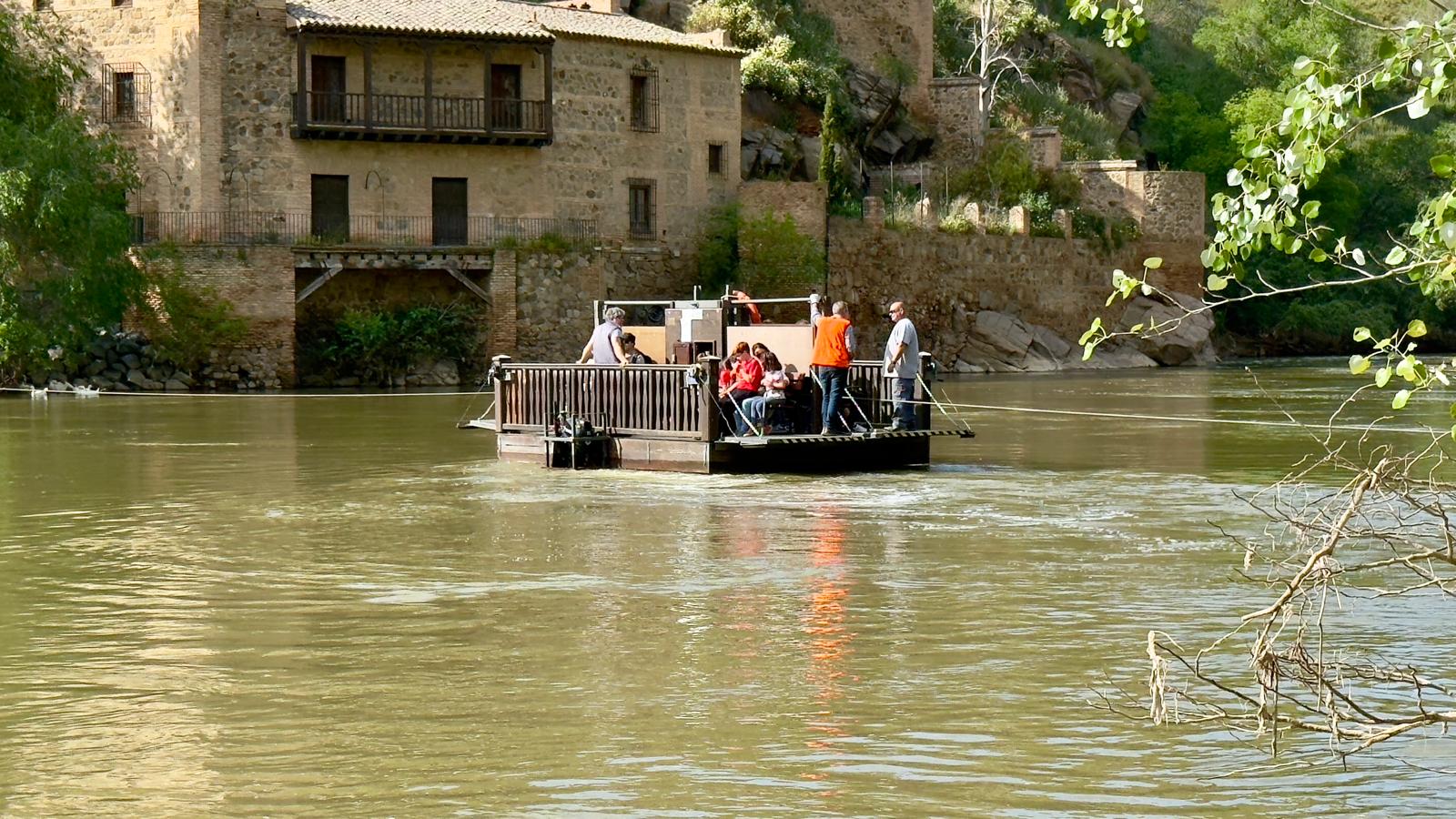 Imagen de archivo de la barca de pasaje cruzando el río Tajo durante la celebración de la romería del Valle