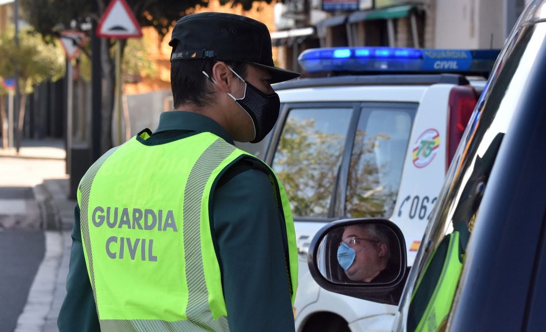 Un agente de la guardia civil en un operativo.