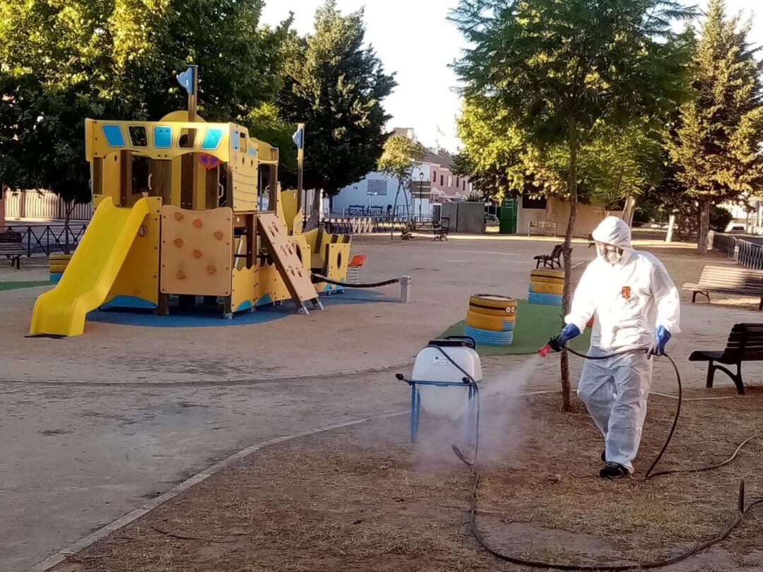 Un operario fumigando un parque infantil 