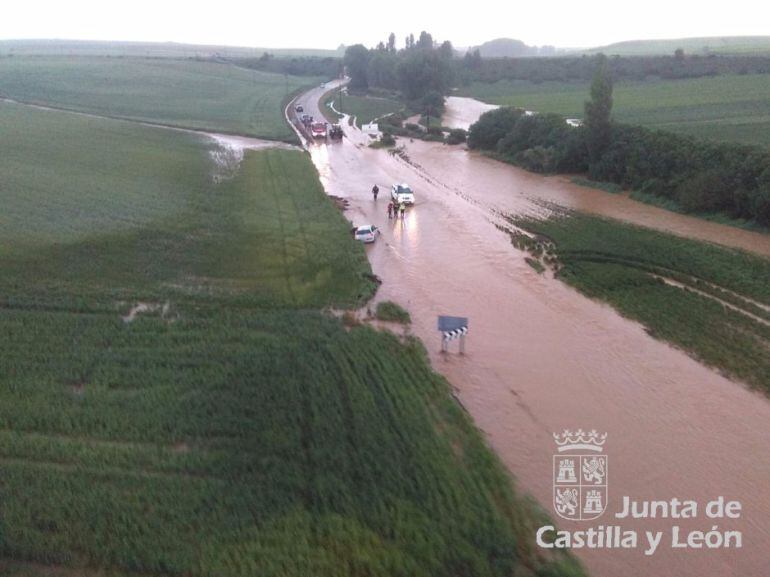 Inundación en la carretera entre Bercimuel y Pajarejos