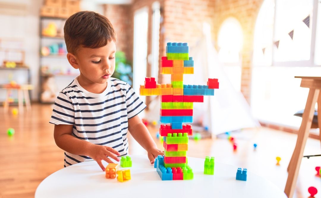 Un niño jugando en una guardería