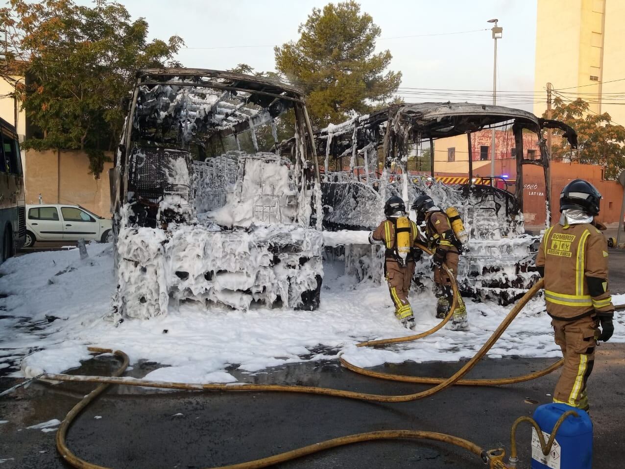 Imagen del incendio que ha afectado a 3 autobuses en Jumilla