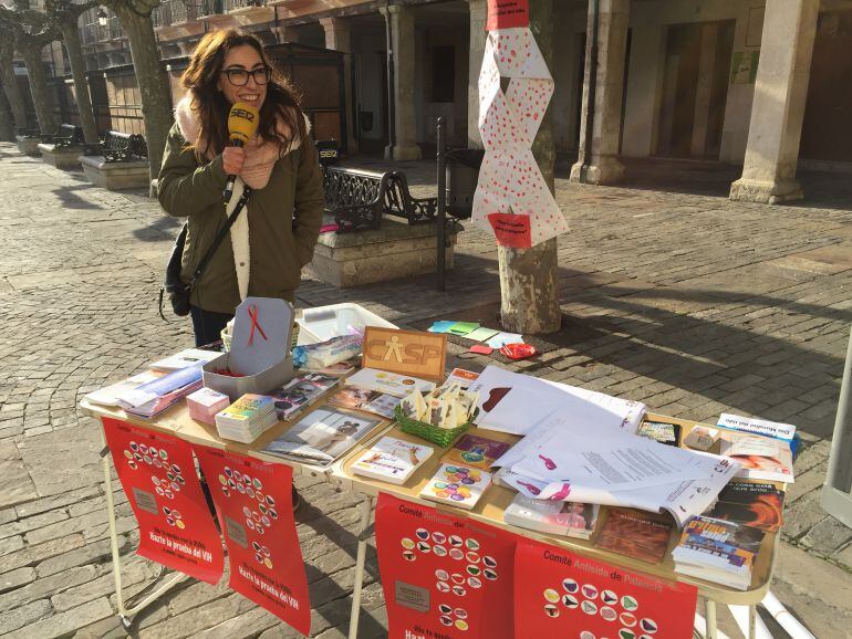 Bárbara López, presidenta del Comité Ciudadano Antisida de Palencia en la mesa informativa de la Bocaplaza