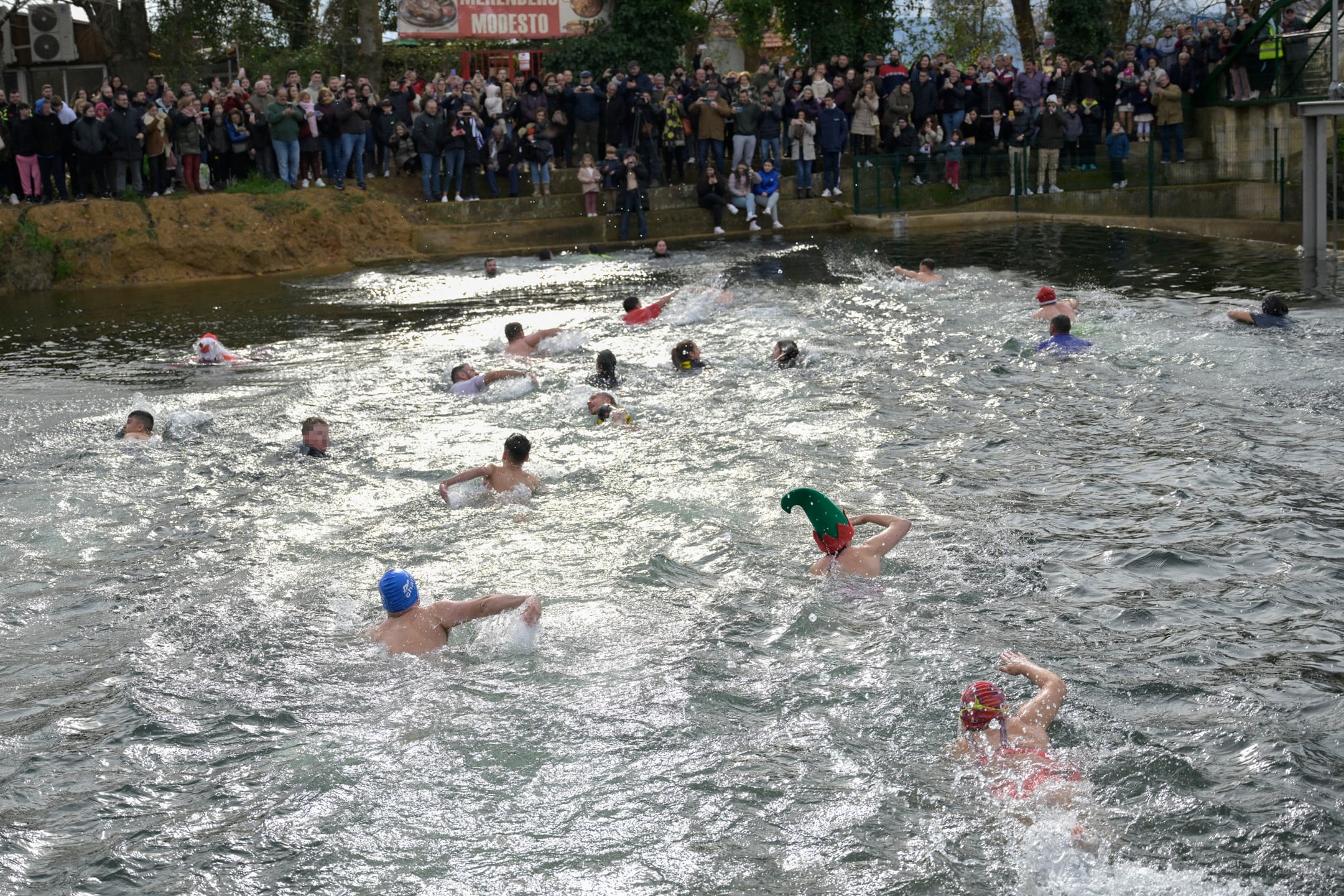 EL ROBLEDO (CIUDAD REAL), 31/12/2023.- Cientos de personas ha querido despedir 2023 con un baño de vértigo en las gélidas aguas del río Bullaque en El Robledo (Ciudad Real), continuando así con una tradición iniciada en 1995 cuando un grupo de amigos se comprometió a celebrar que su cauce volvía a llevar agua después de un largo periodo de sequía que lo secó por completo. EFE/Jesús Monroy
