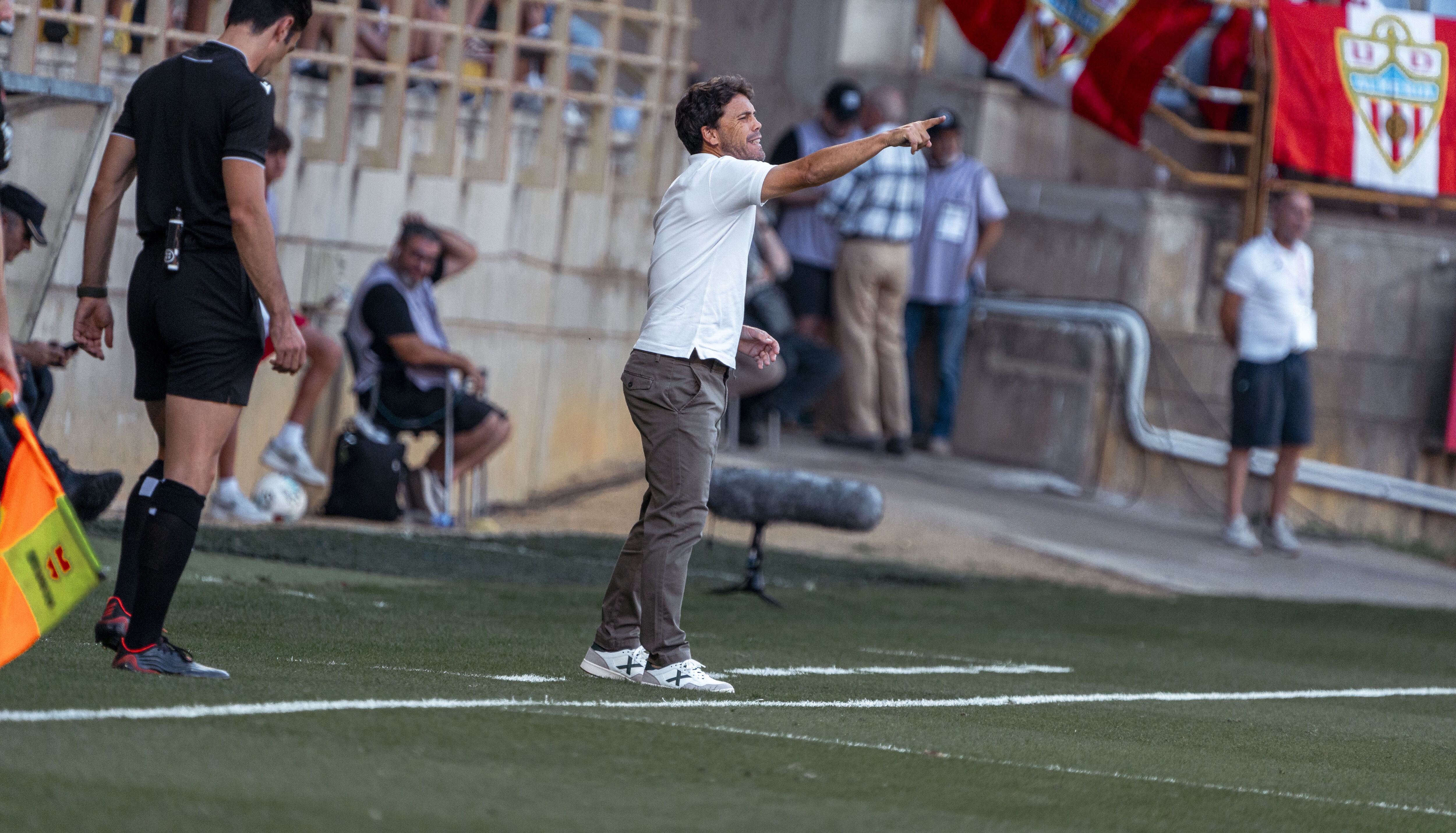 Rubi dando instrucciones en el Reino de León donde se ganó 0-1 a la Cultural.