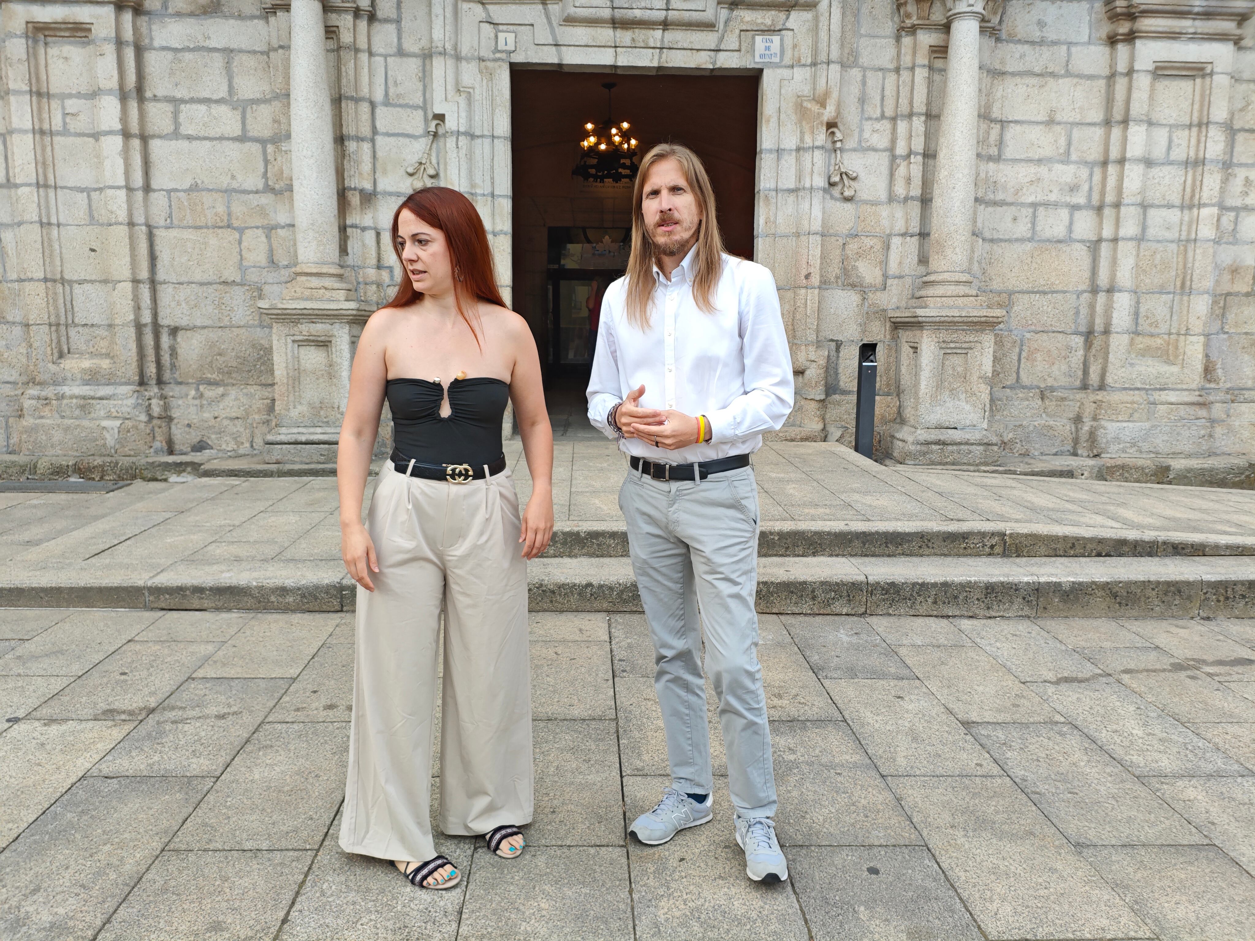 El portavoz nacional de Podemos, Pablo Fernández y la responsable del Consejo Ciudadano Autonómico de Castilla y León, Lorena González