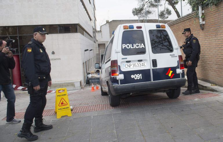 GRA002. GRANADA, 26/11/2014.- La Policía Nacional ha iniciado esta mañana la puesta a disposición judicial de los cuatro detenidos, tres sacerdotes y un profesor de religión, en el marco de la investigación sobre supuestos abusos sexuales cometidos en Gra